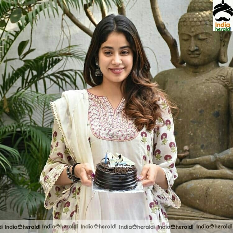 Janhvi Kapoor Latest Birthday Celebration Stills