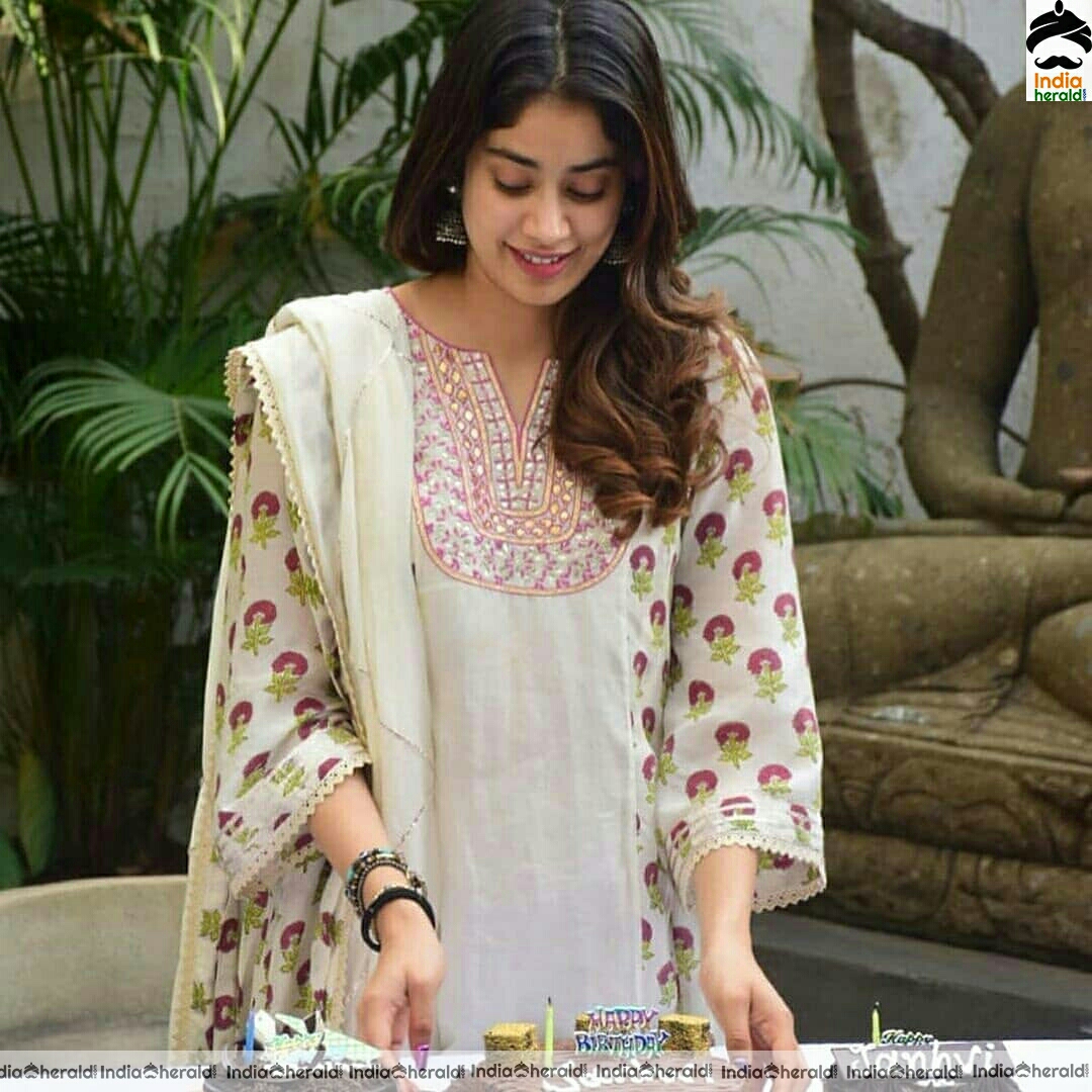 Janhvi Kapoor Latest Birthday Celebration Stills