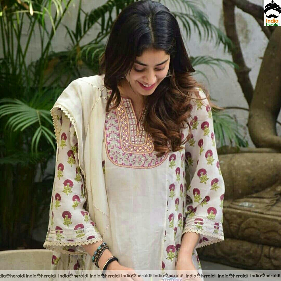 Janhvi Kapoor Latest Birthday Celebration Stills