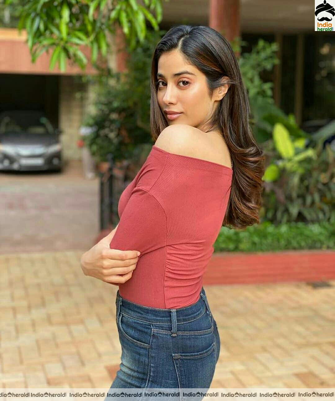 Janhvi Kapoor latest hot Stills