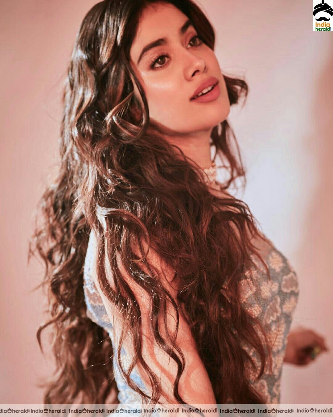 Janhvi Kapoor Looking Like a Golden Girl In These Latest Photos