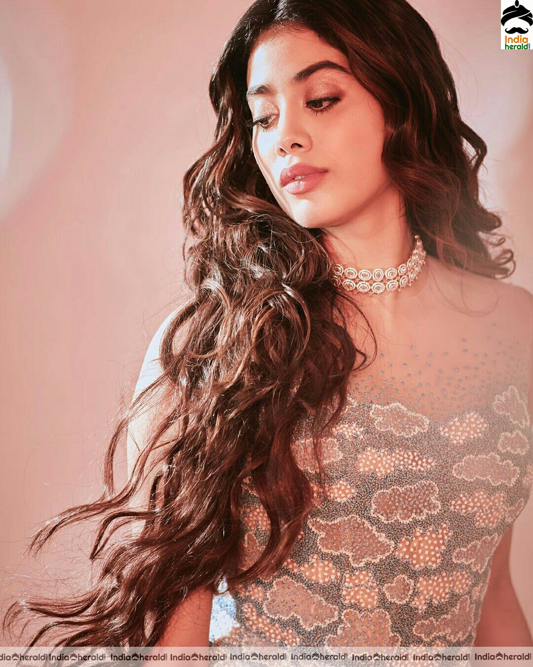 Janhvi Kapoor Looking Like a Golden Girl In These Latest Photos