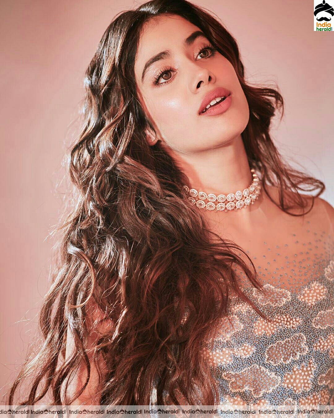 Janhvi Kapoor Looking Like a Golden Girl In These Latest Photos