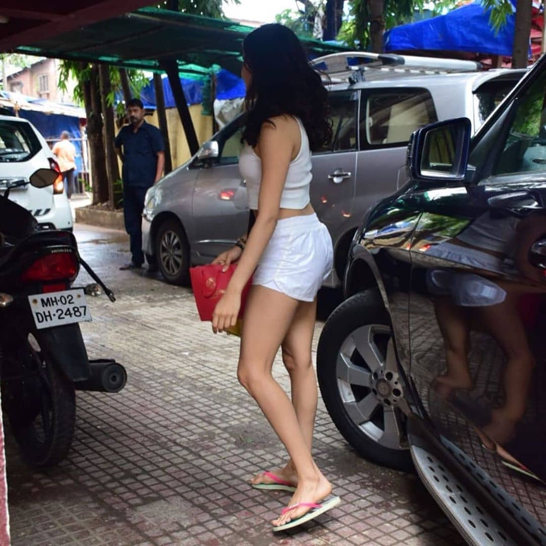 Janhvi Kapoor Looks Uber Fresh Outside Her Gym