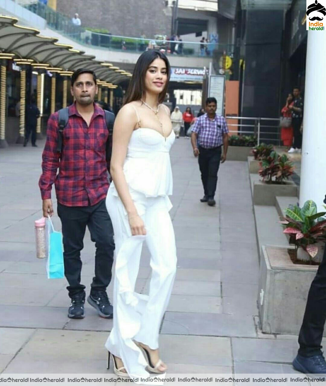 Janhvi Kapoor Shows Her Sexy Back And Cleavage show In These Latest Photos