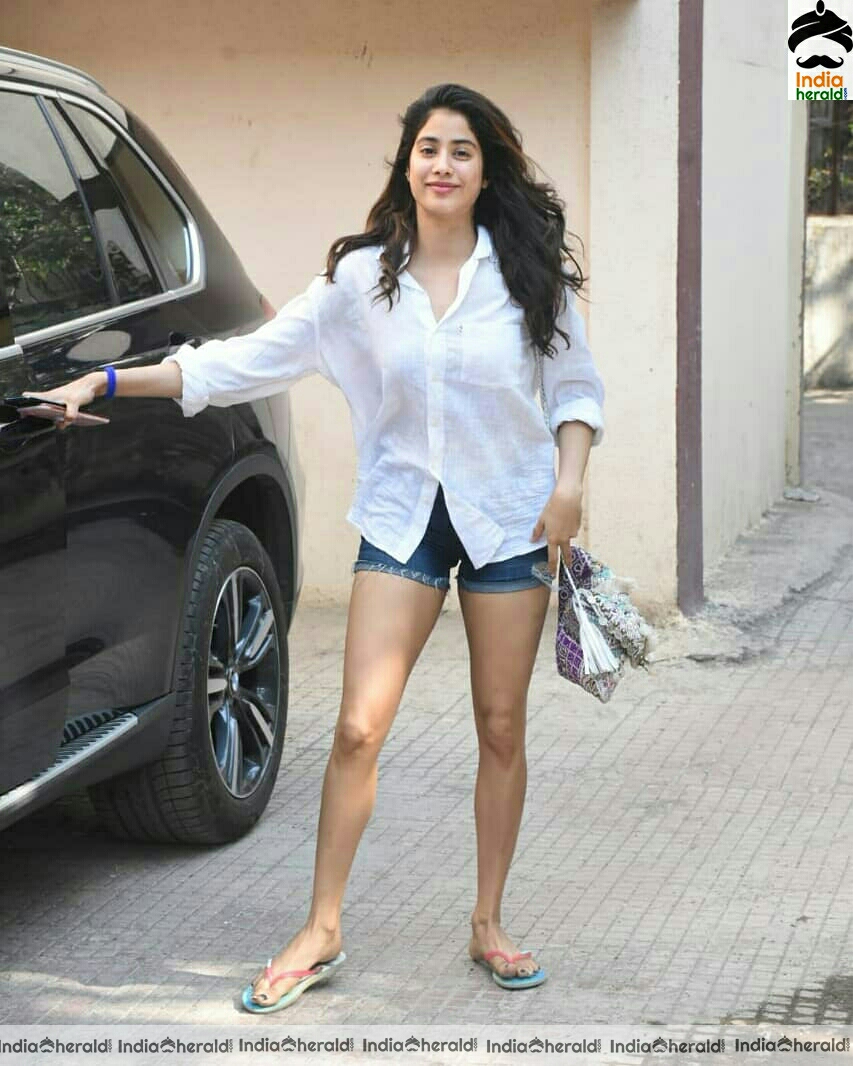 Janhvi Kapoor shows her sexy Thighs while Spotted Outside bandra