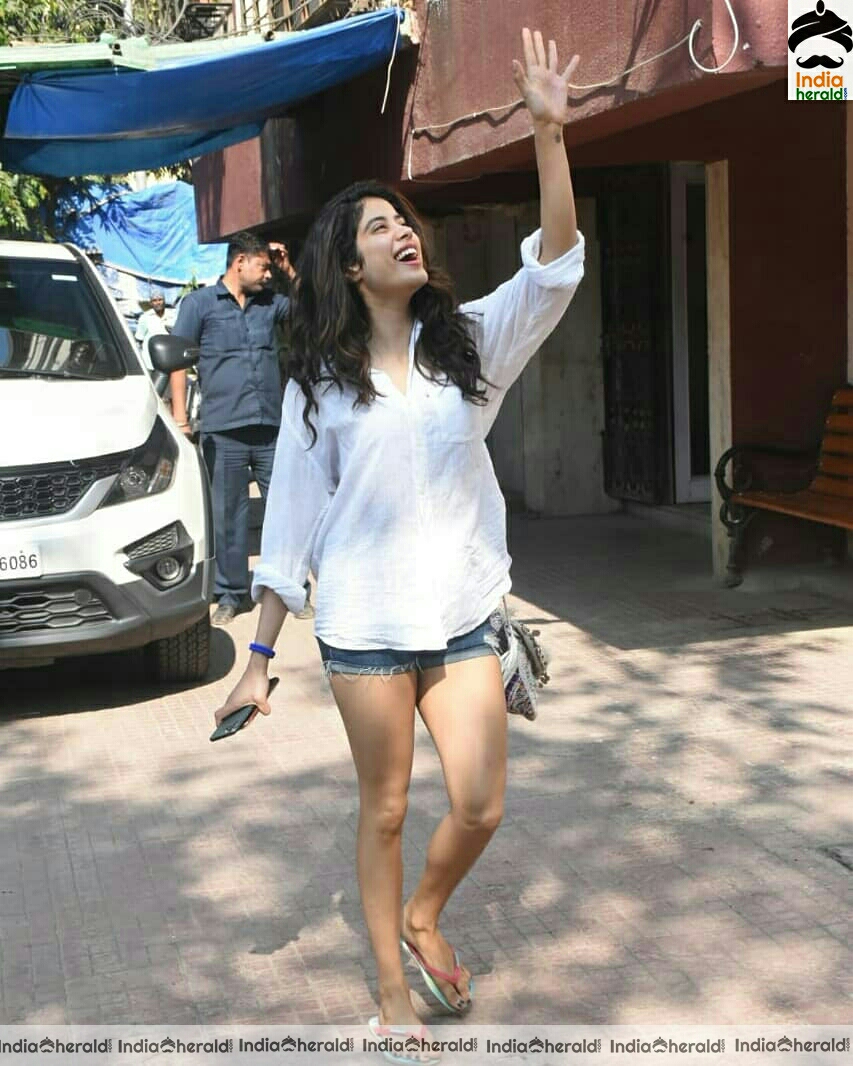 Janhvi Kapoor shows her sexy Thighs while Spotted Outside bandra