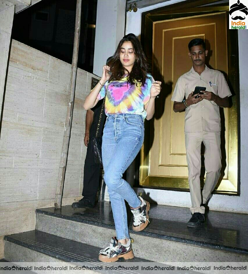 Janhvi Kapoor Spotted Outside At Bandra