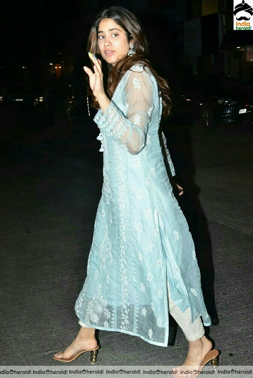Janhvi Kapoor Spotted Outside At Juhu