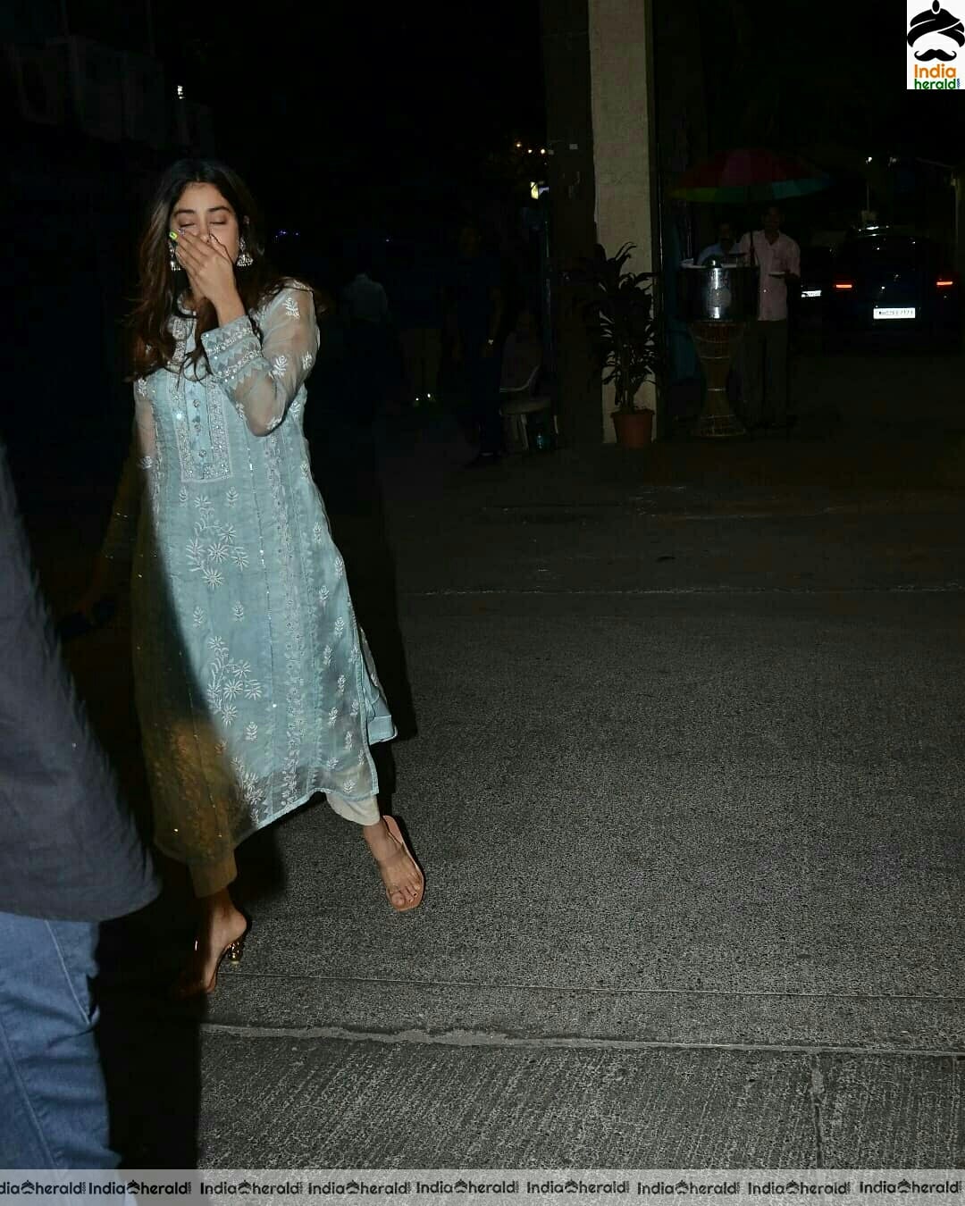 Janhvi Kapoor Spotted Outside At Juhu