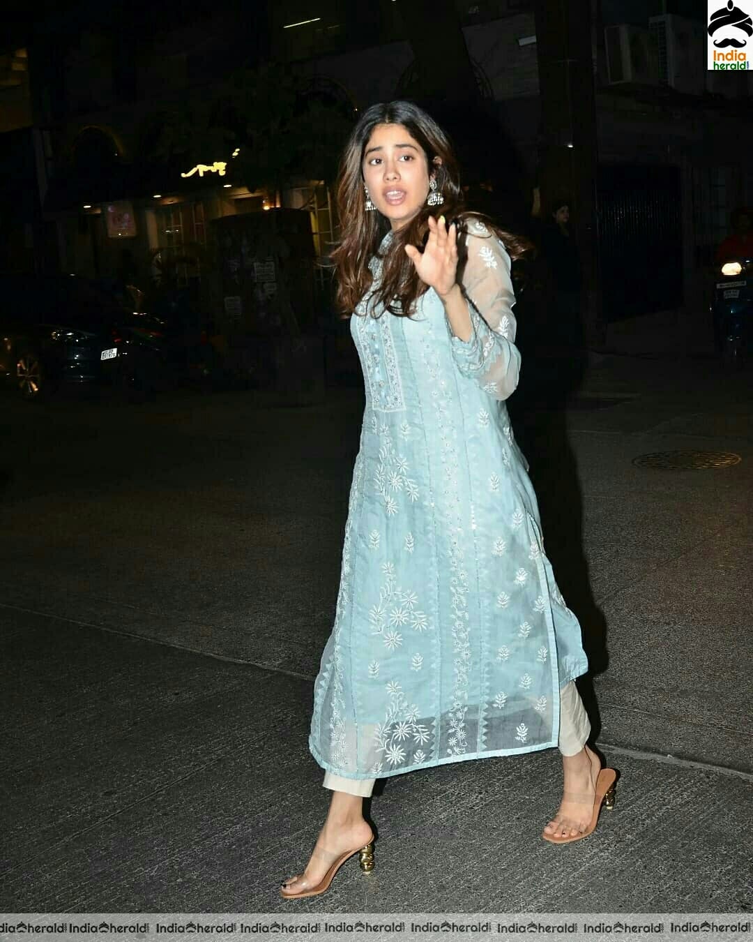 Janhvi Kapoor Spotted Outside At Juhu