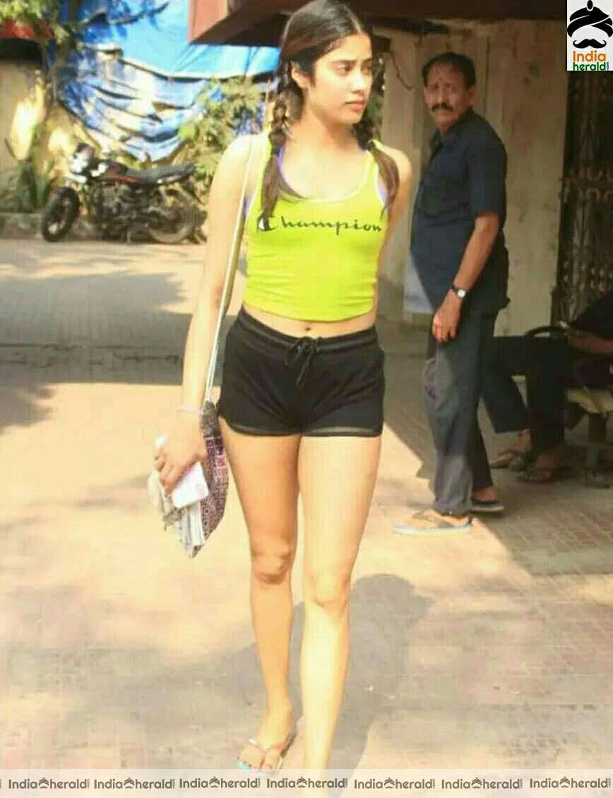 Janhvi Kapoor Spotted Outside At Juhu