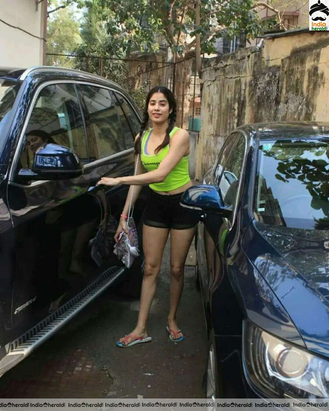 Janhvi Kapoor Spotted Outside At Juhu