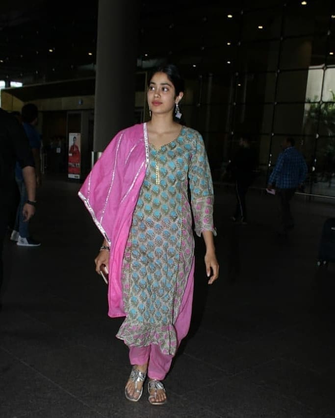 Janhvi Kapoor Tempting Hot Dress At Kher