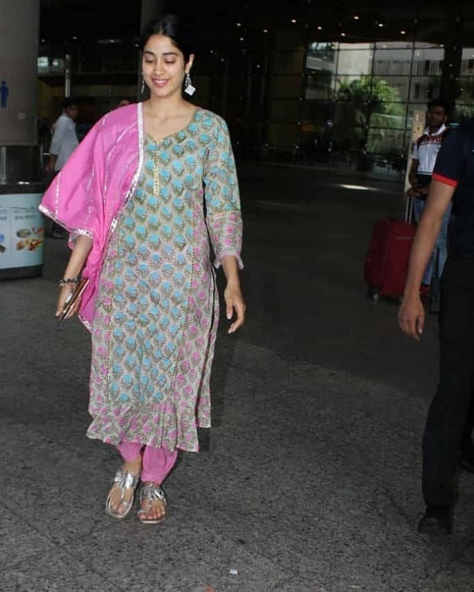 Janhvi Kapoor Tempting Hot Dress At Kher