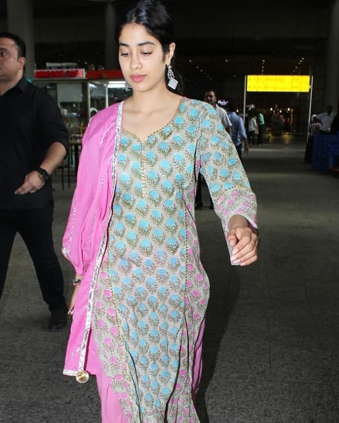 Janhvi Kapoor Tempting Hot Dress At Kher