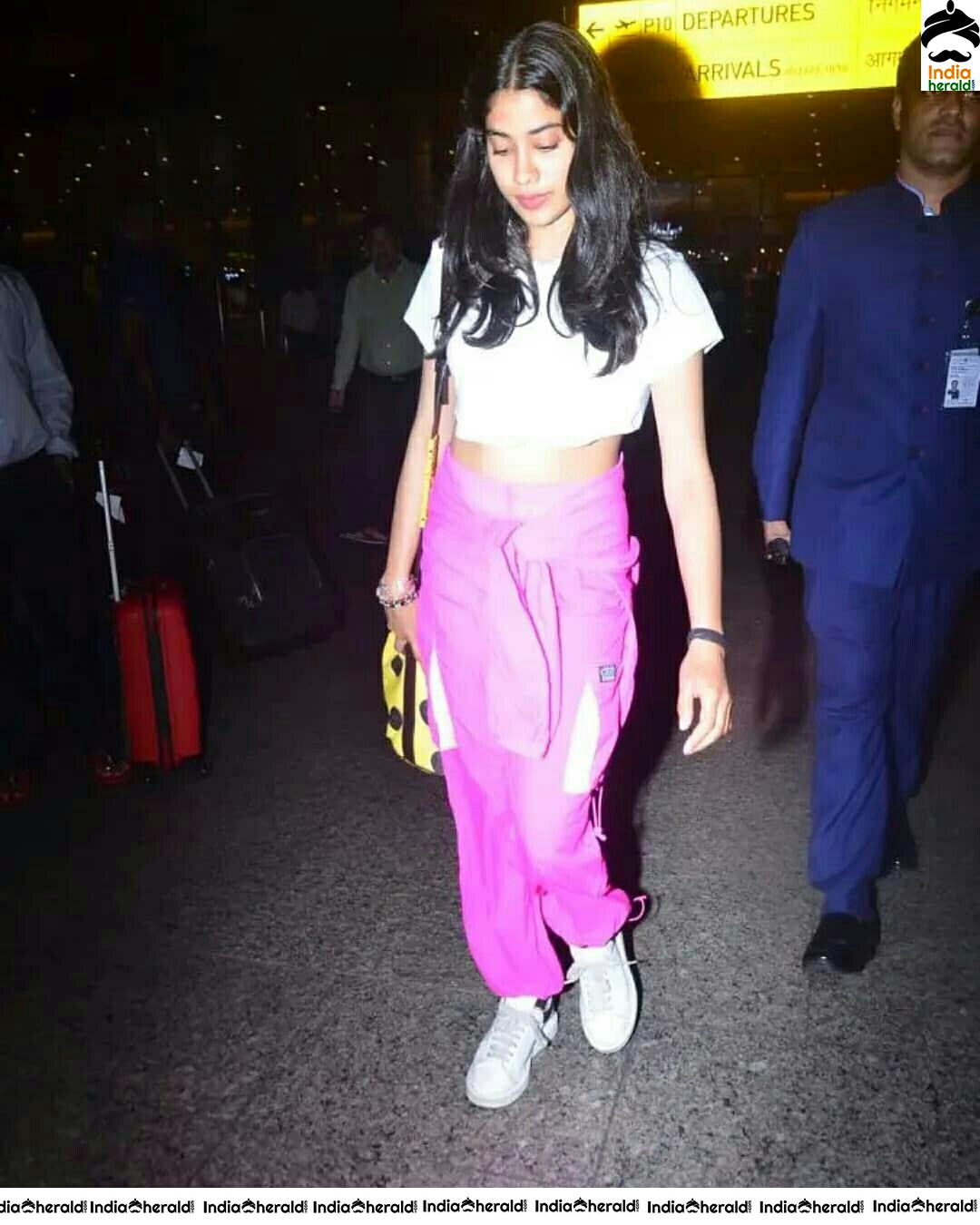 Janhvi Shows Her Waistline At Airport