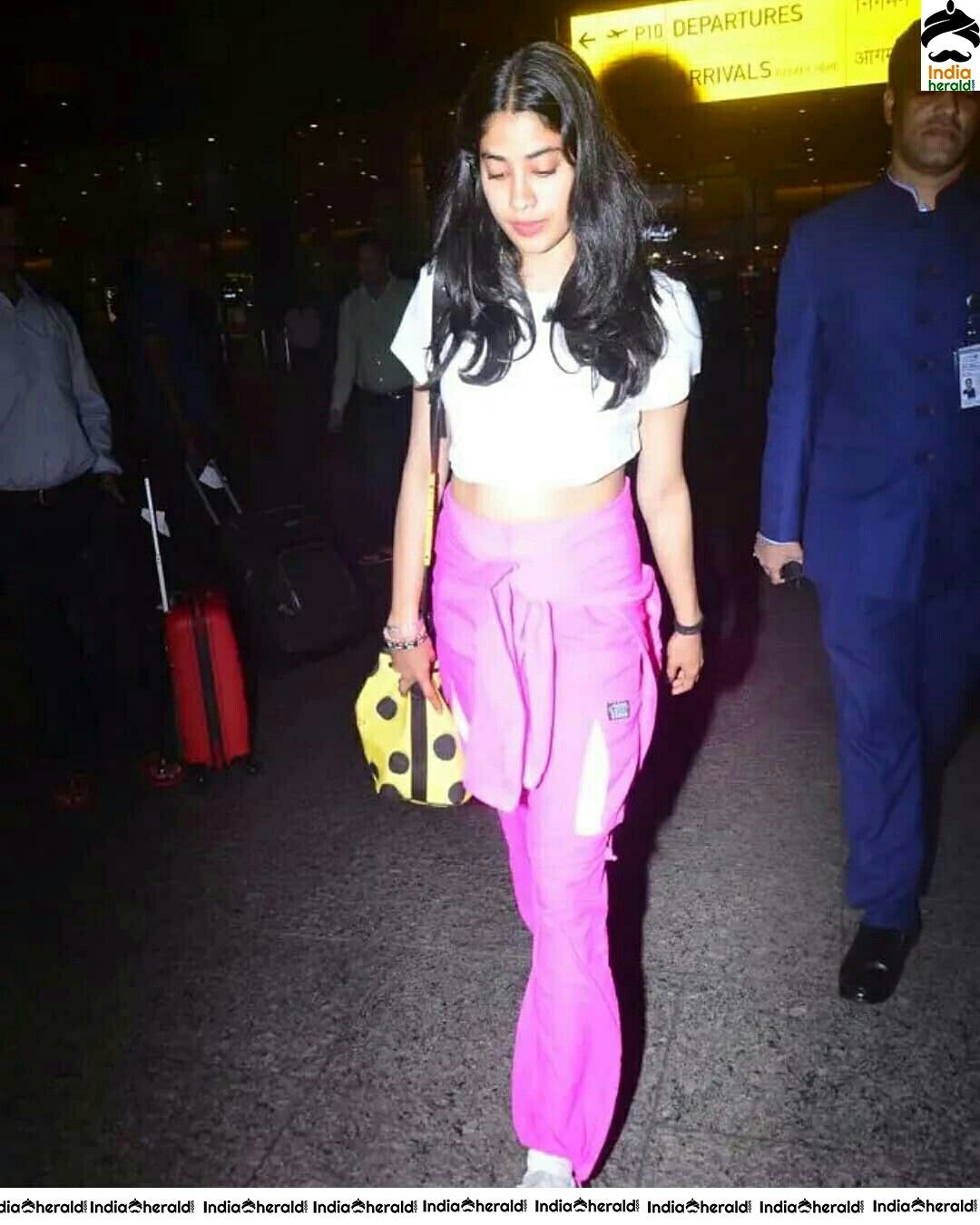Janhvi Shows Her Waistline At Airport