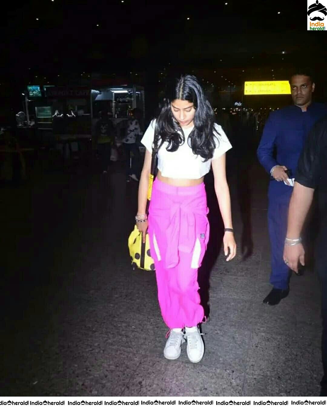 Janhvi Shows Her Waistline At Airport