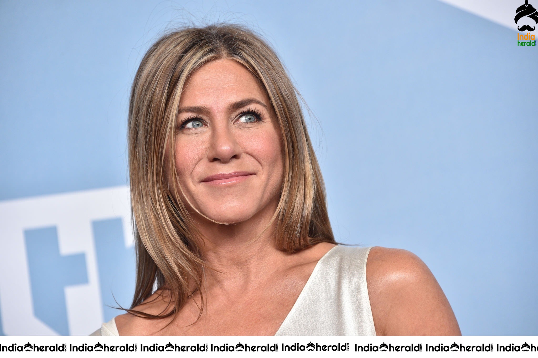Jennifer Aniston at the 26th Annual Screen Actors Guild Awards at The Shrine Auditorium in Los Angeles Set 1