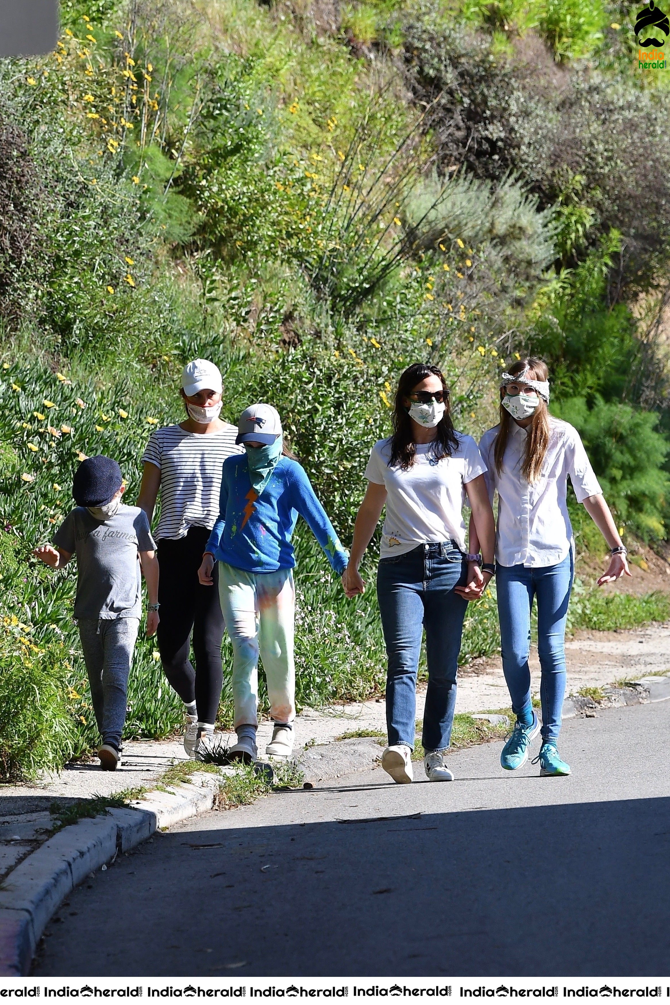 Jennifer Garner Goes for a hike with her kids during Corona Lockdown in Brentwood