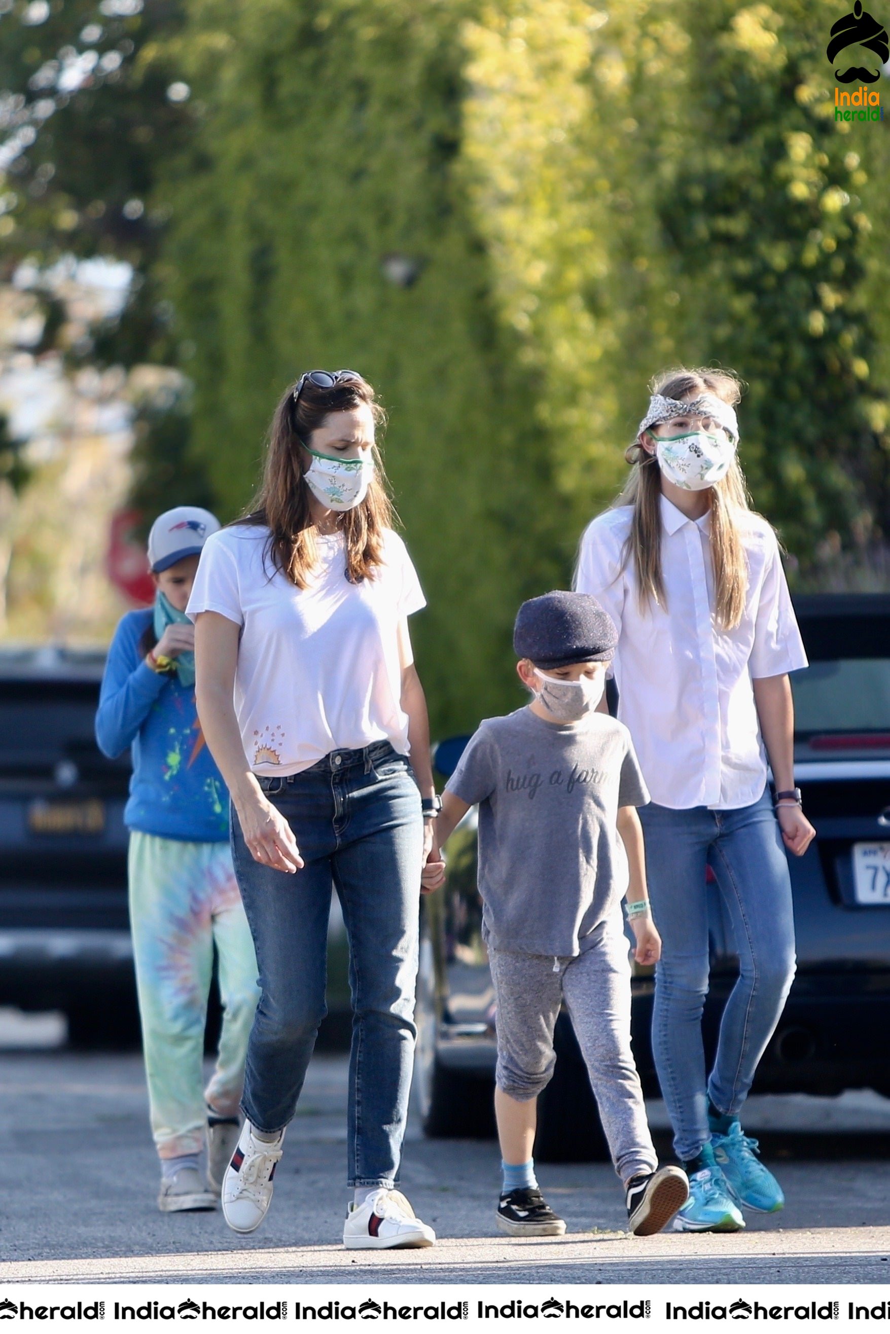 Jennifer Garner Goes for a hike with her kids during Corona Lockdown in Brentwood