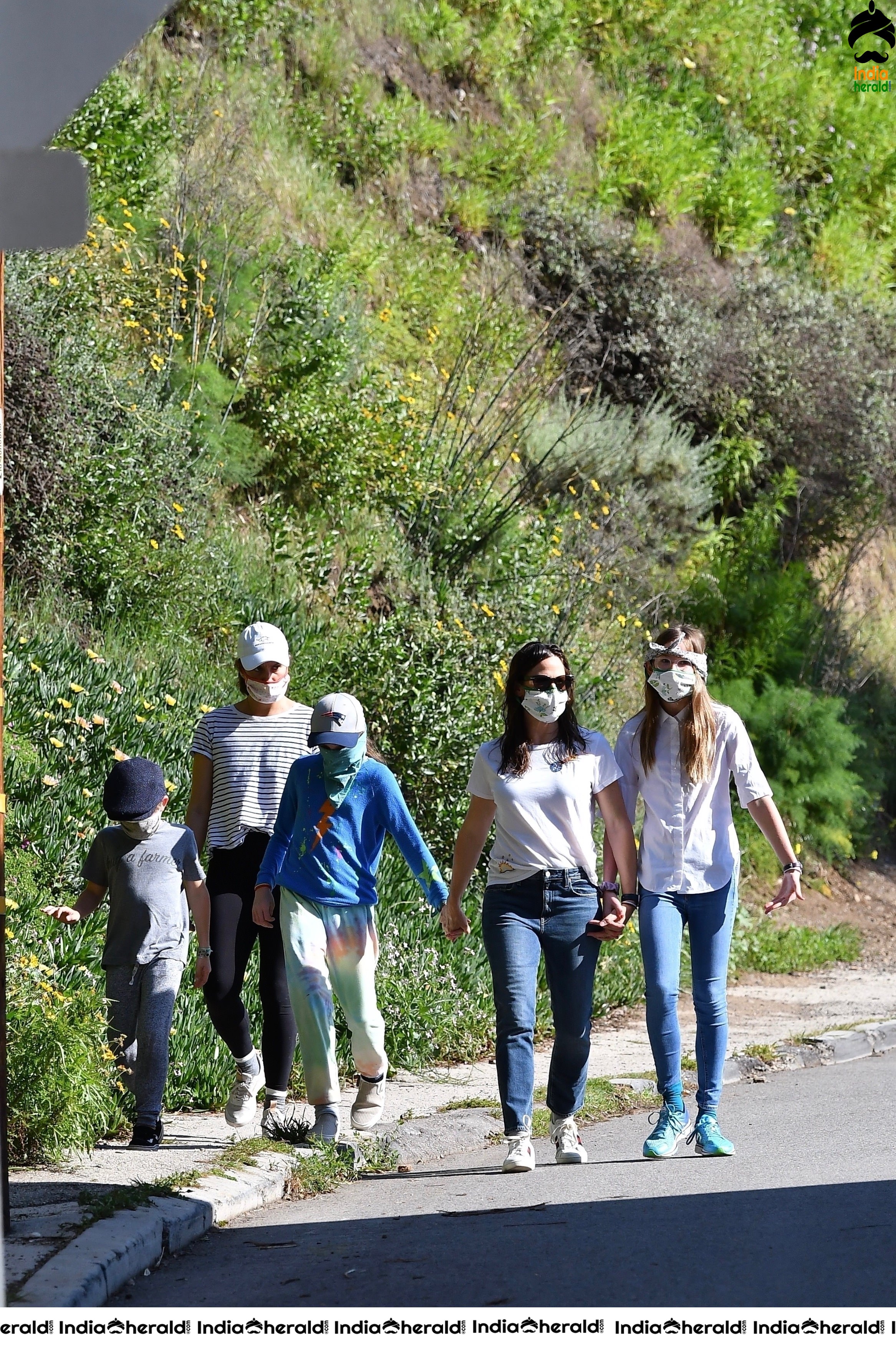 Jennifer Garner Goes for a hike with her kids during Corona Lockdown in Brentwood