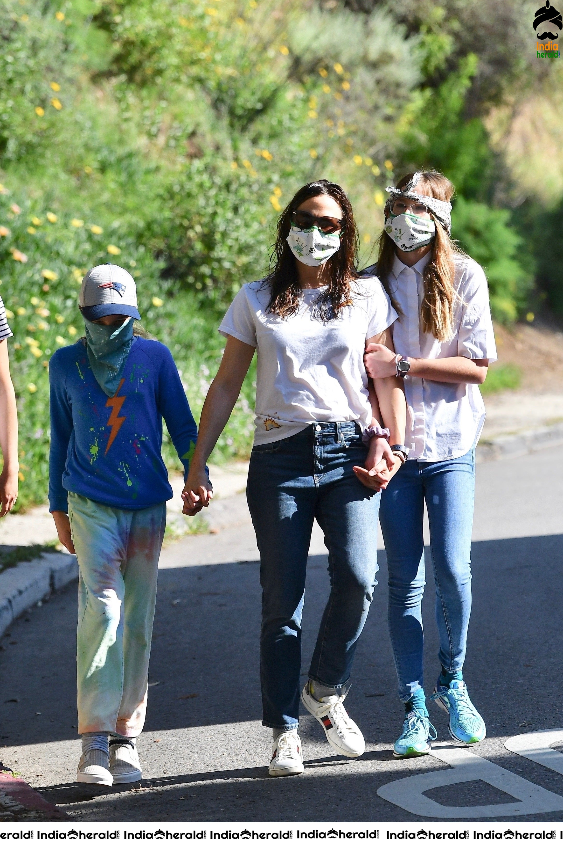 Jennifer Garner Goes for a hike with her kids during Corona Lockdown in Brentwood