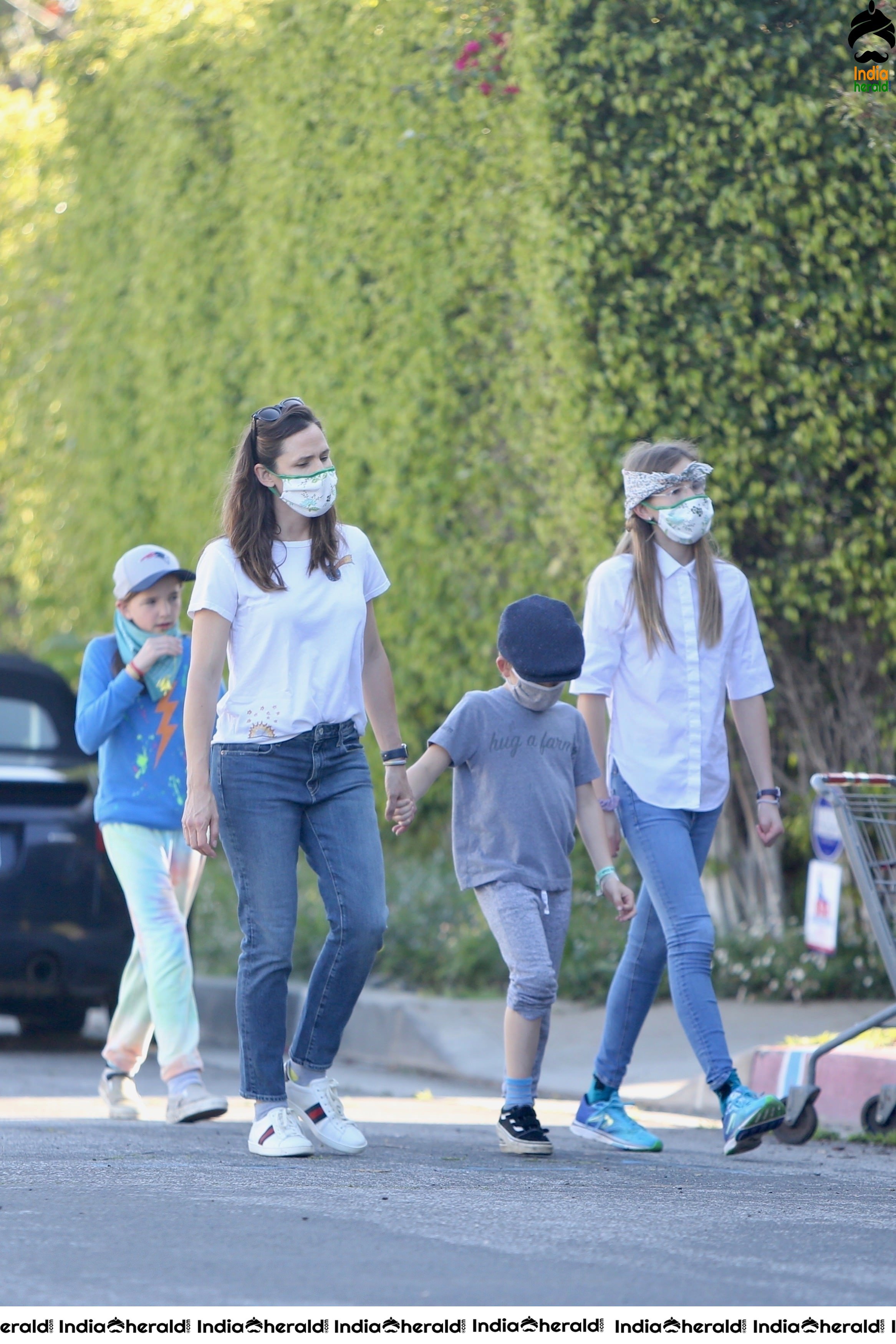 Jennifer Garner Goes for a hike with her kids during Corona Lockdown in Brentwood