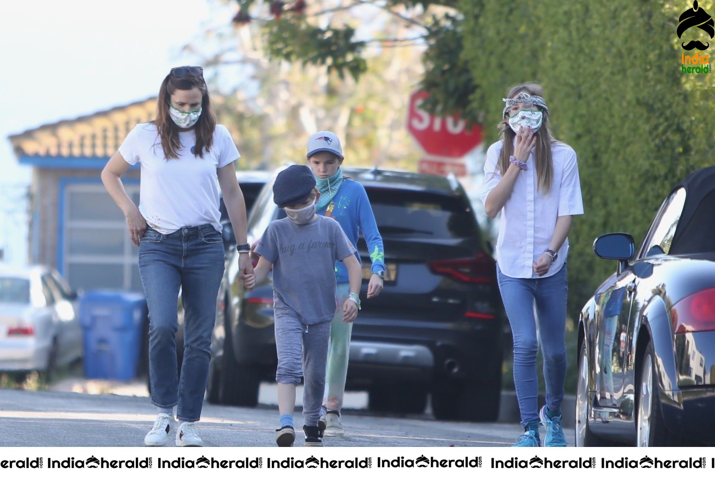 Jennifer Garner Goes for a hike with her kids during Corona Lockdown in Brentwood