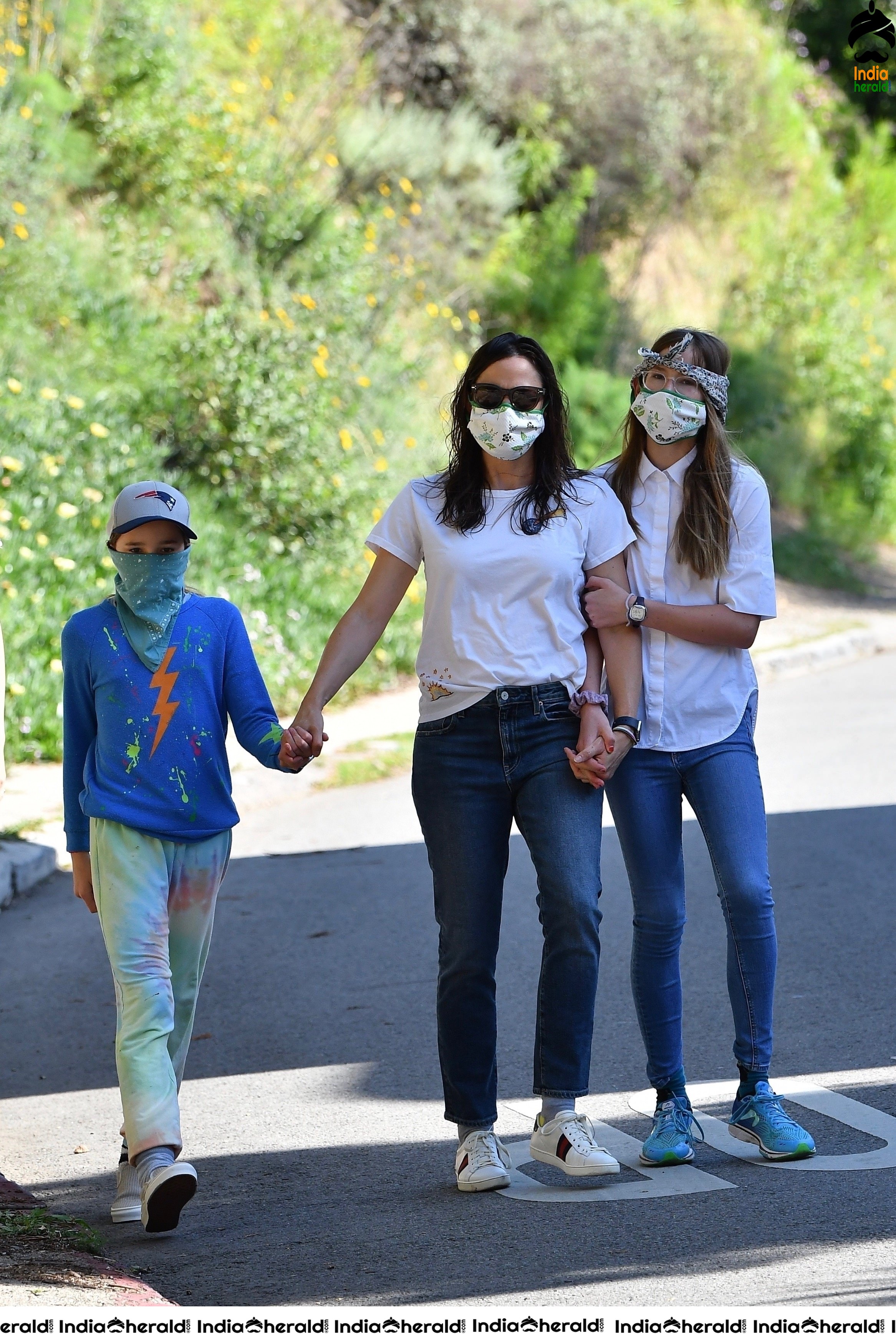 Jennifer Garner Goes for a hike with her kids during Corona Lockdown in Brentwood