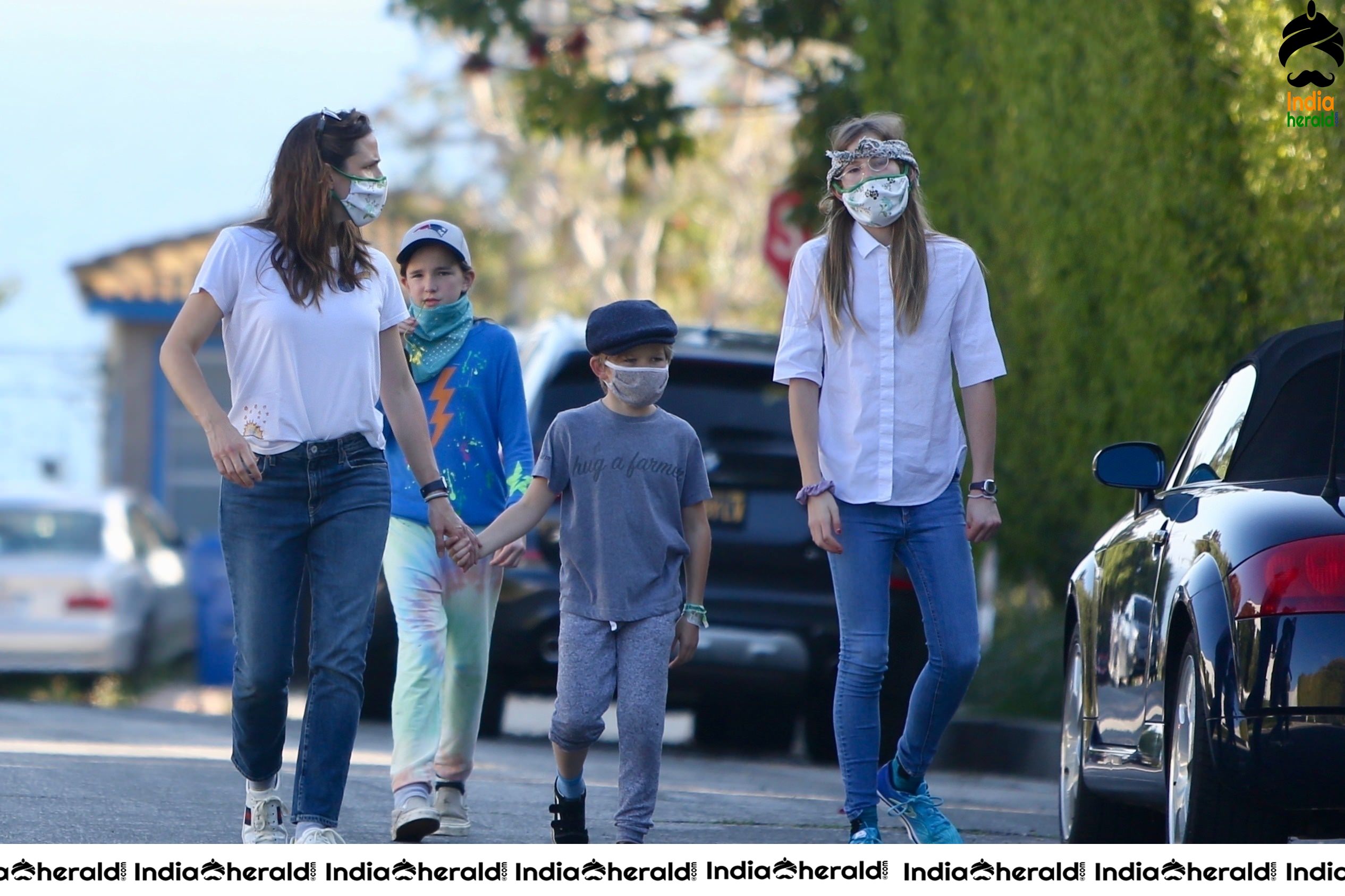 Jennifer Garner Goes for a hike with her kids during Corona Lockdown in Brentwood