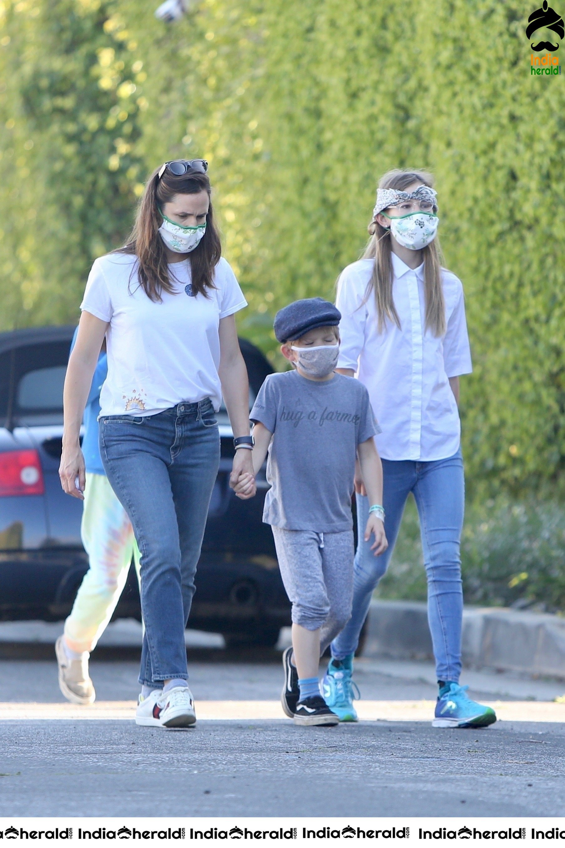 Jennifer Garner Goes for a hike with her kids during Corona Lockdown in Brentwood