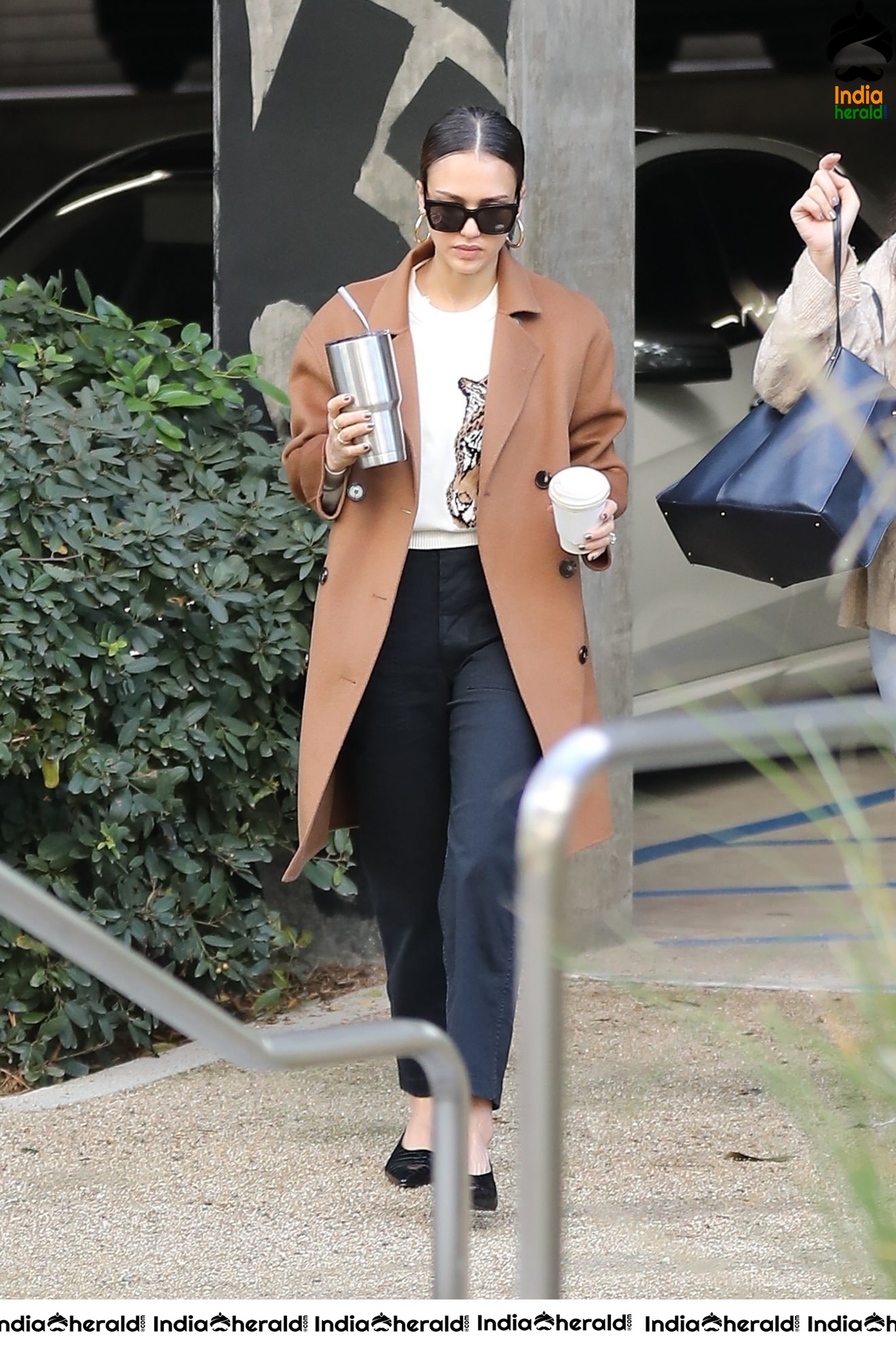 Jessica Alba arriving at the honest company headquarters in Santa Monica