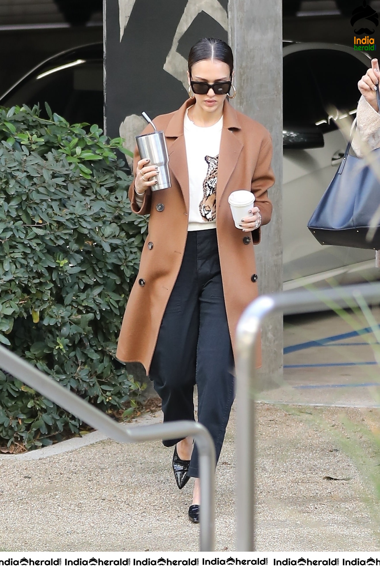 Jessica Alba arriving at the honest company headquarters in Santa Monica