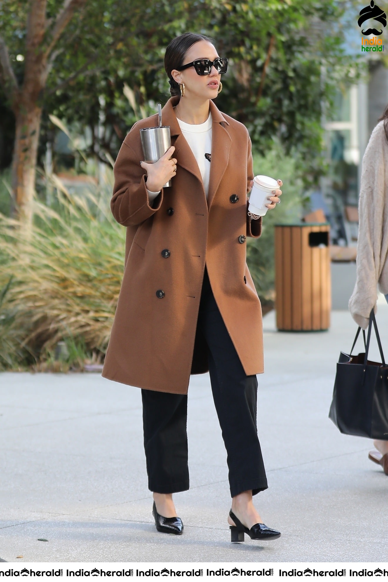 Jessica Alba arriving at the honest company headquarters in Santa Monica