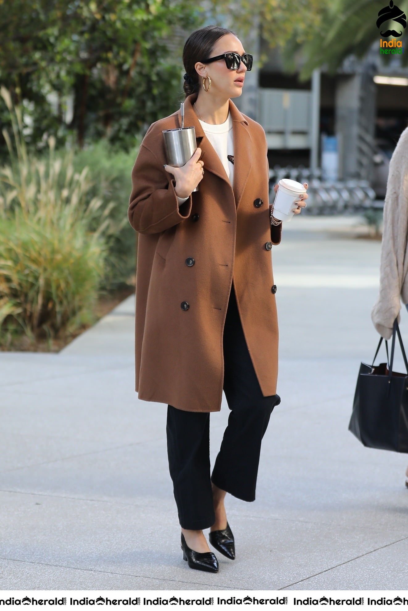 Jessica Alba arriving at the honest company headquarters in Santa Monica
