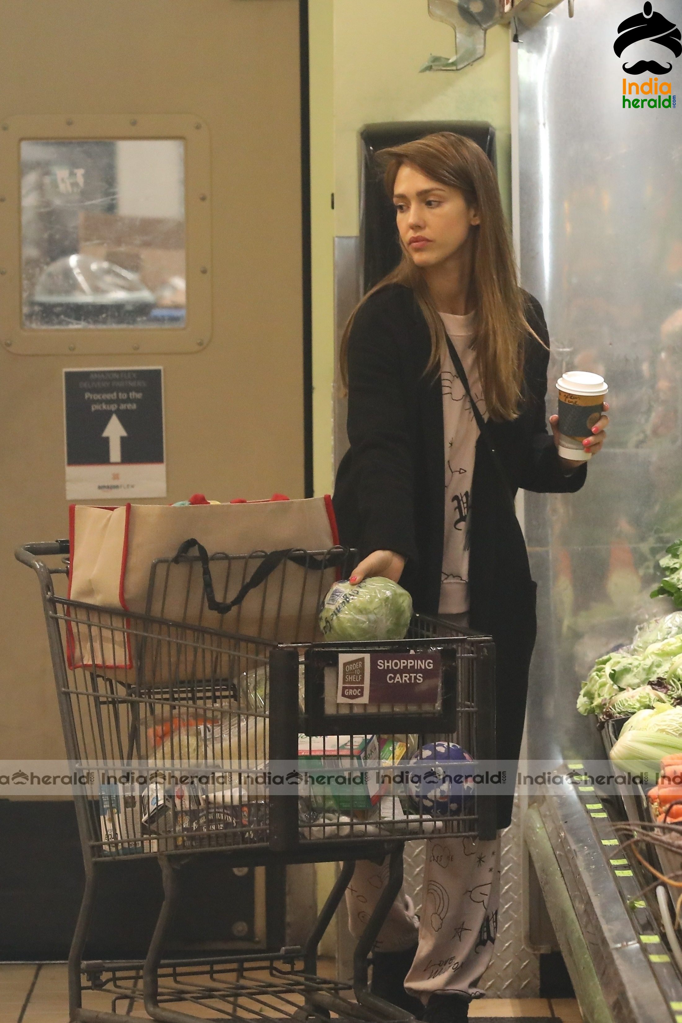 Jessica Alba Shopping at Whole Foods Market in Beverly Hills Set 1