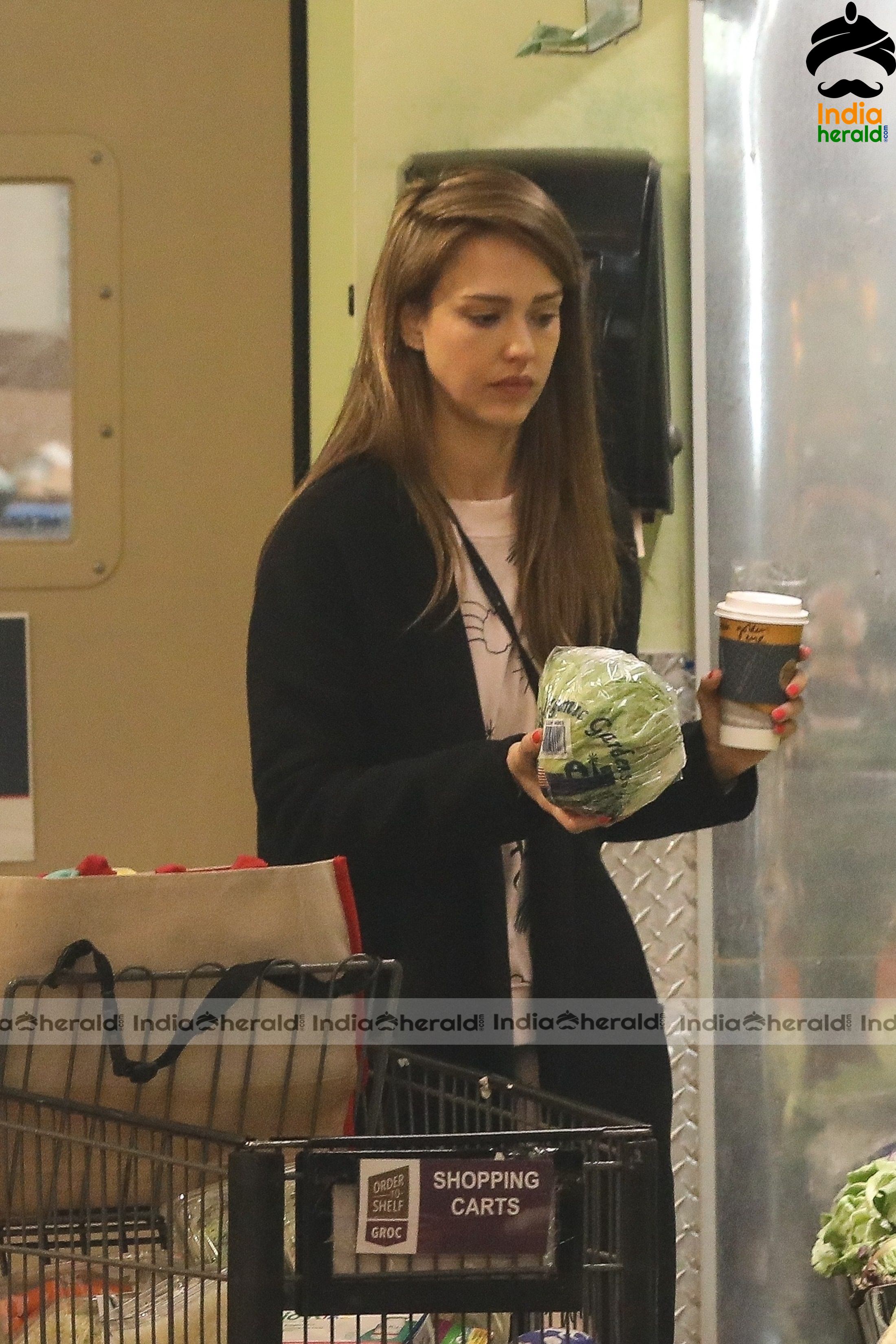 Jessica Alba Shopping at Whole Foods Market in Beverly Hills Set 1