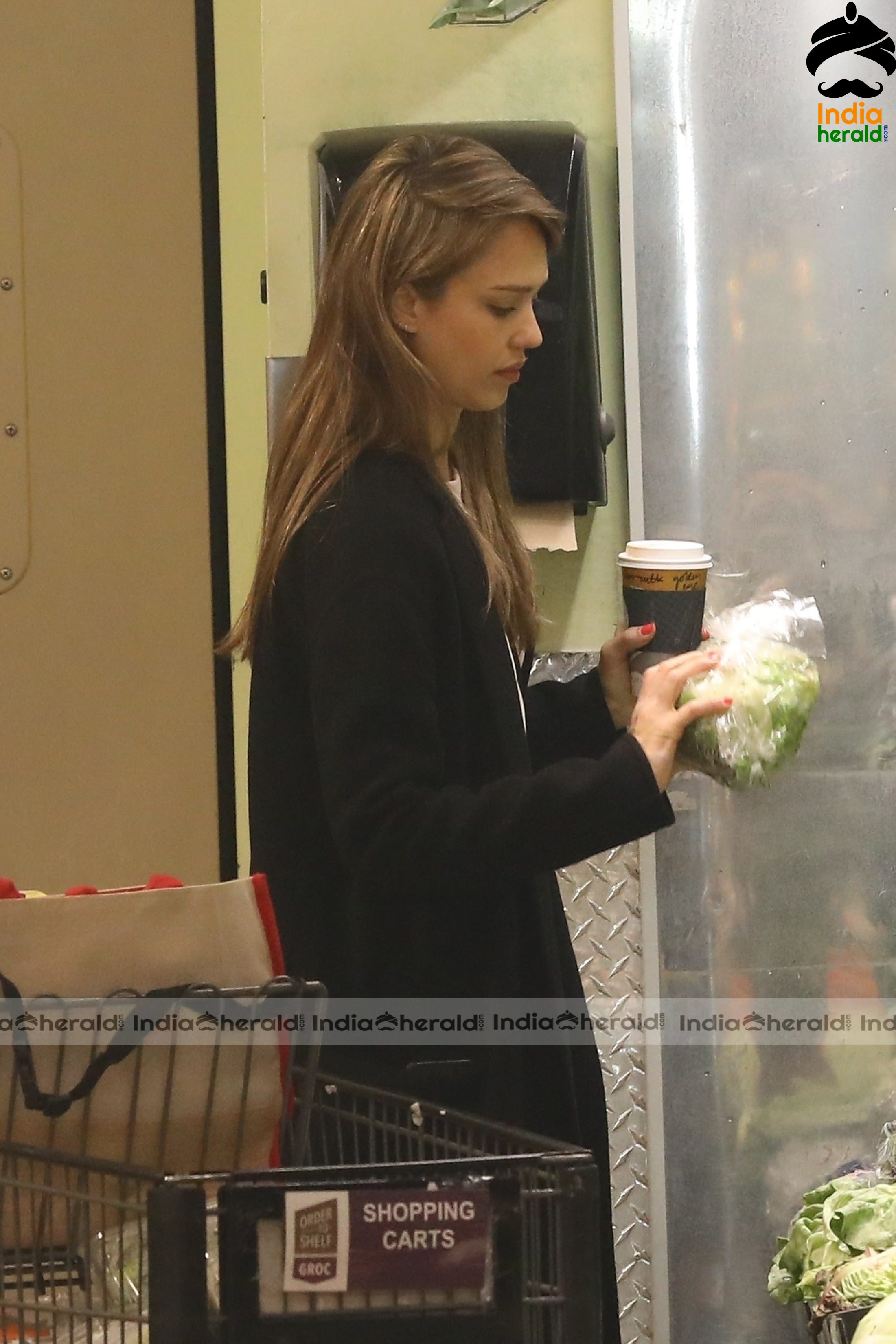 Jessica Alba Shopping at Whole Foods Market in Beverly Hills Set 1