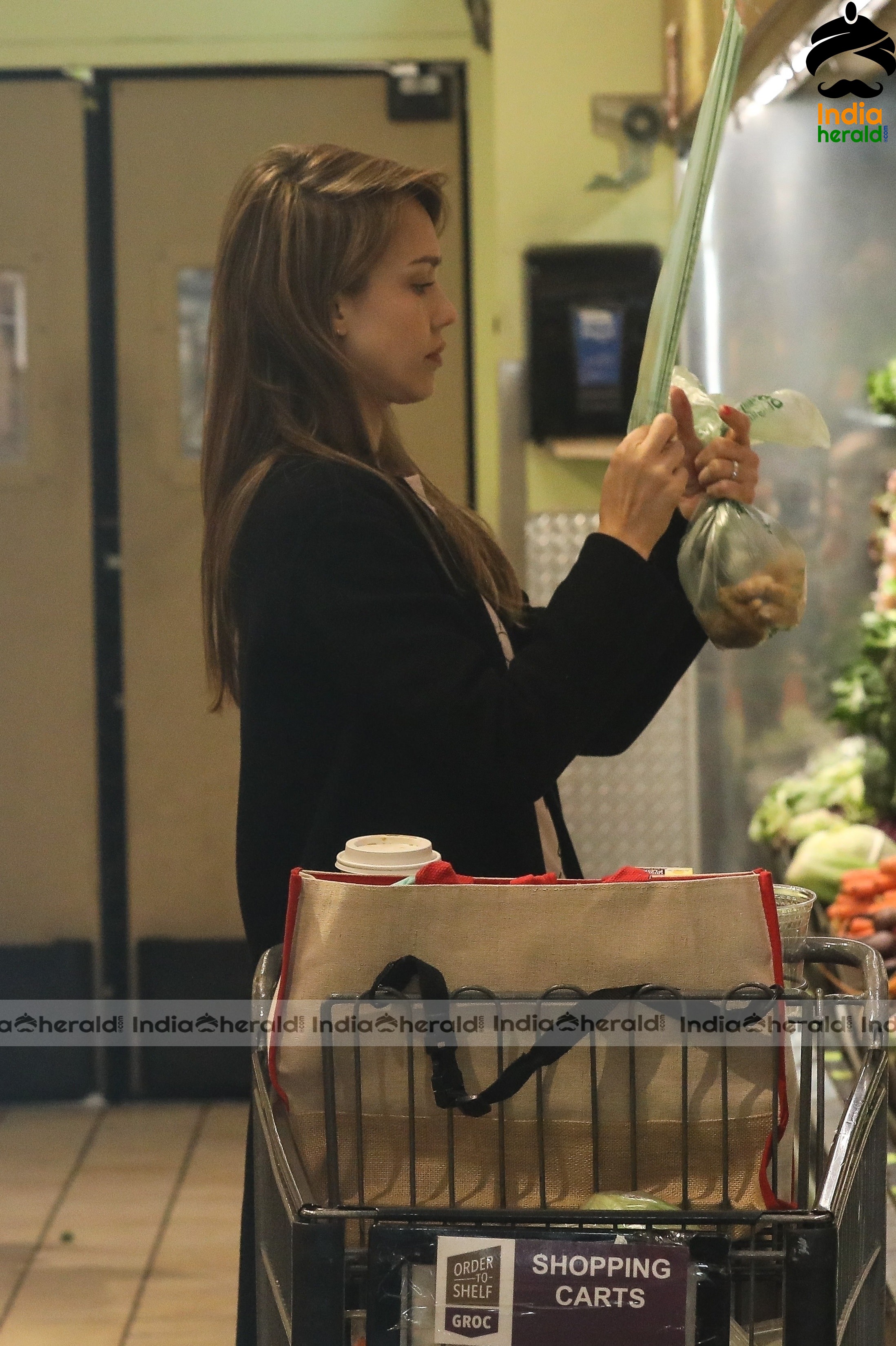 Jessica Alba Shopping at Whole Foods Market in Beverly Hills Set 1
