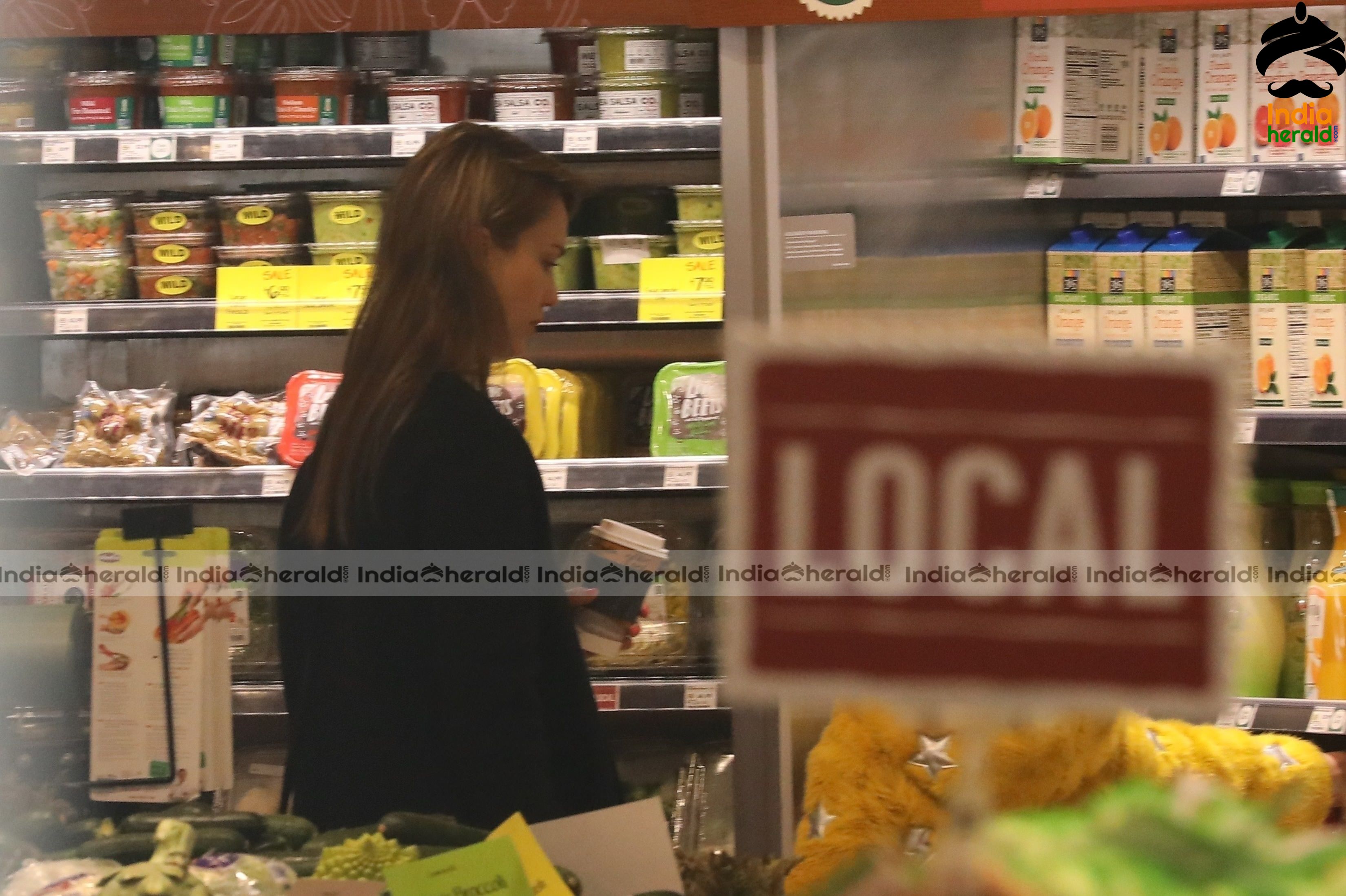 Jessica Alba Shopping at Whole Foods Market in Beverly Hills Set 2