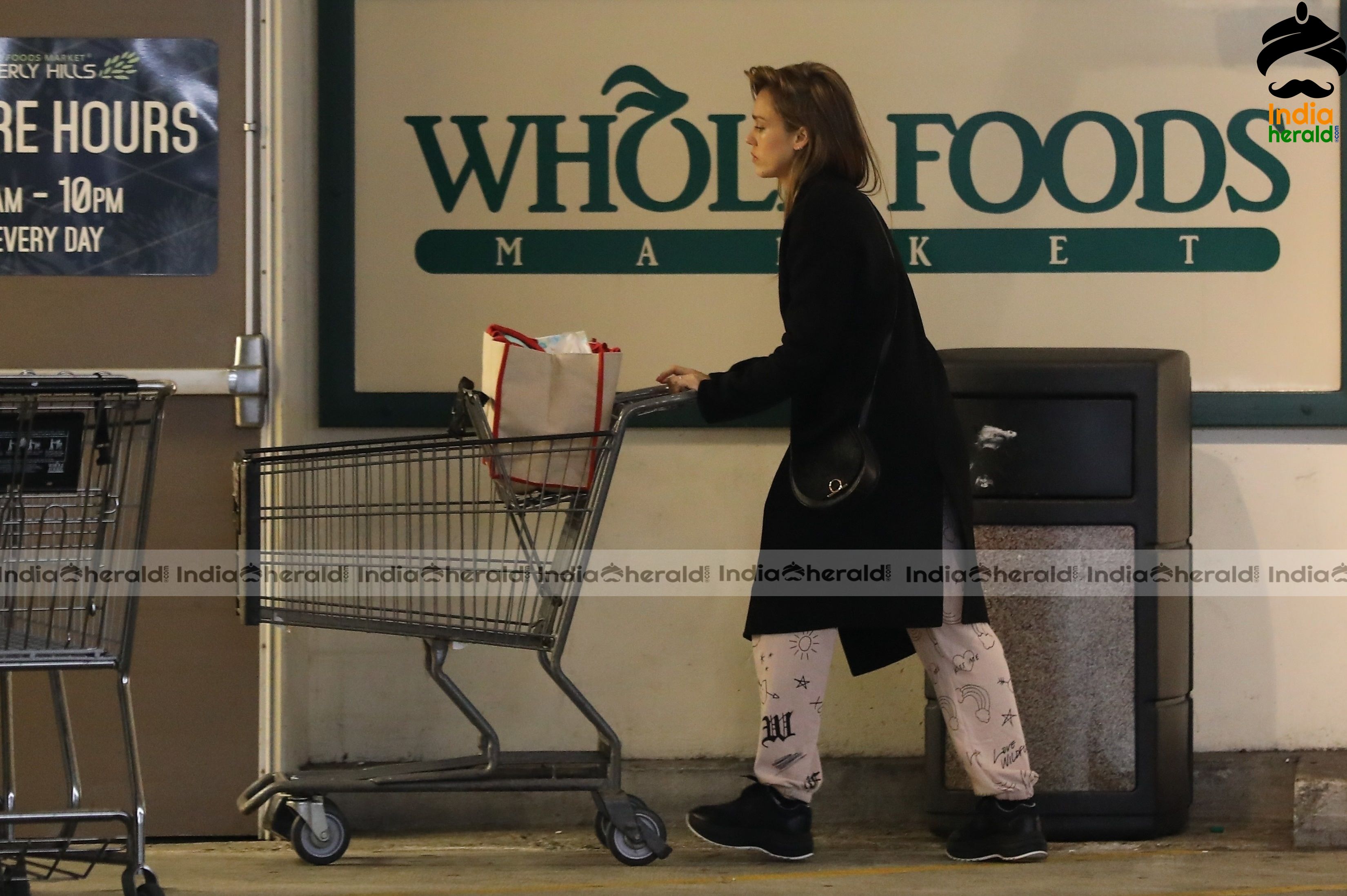 Jessica Alba Shopping at Whole Foods Market in Beverly Hills Set 2