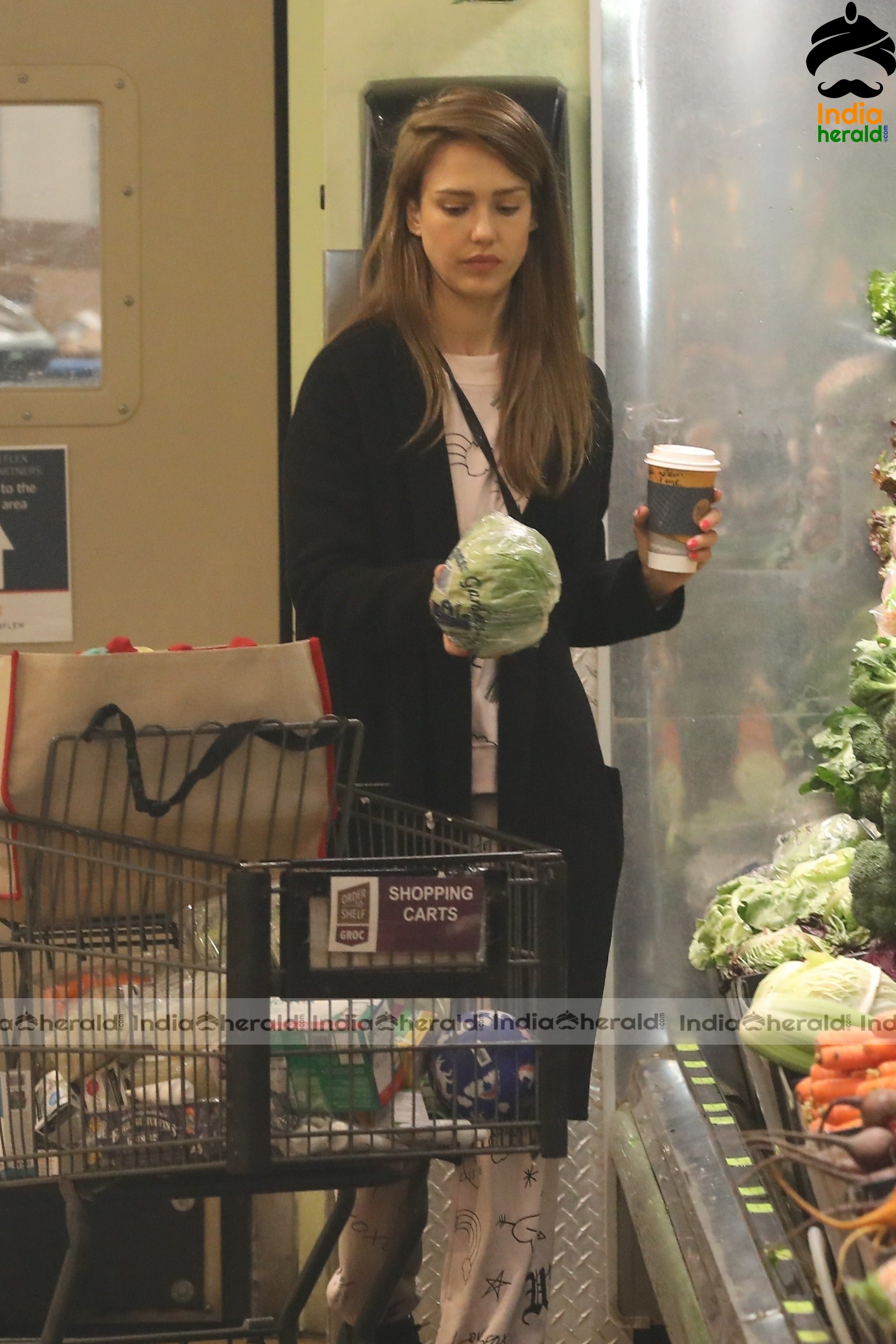 Jessica Alba Shopping at Whole Foods Market in Beverly Hills Set 2