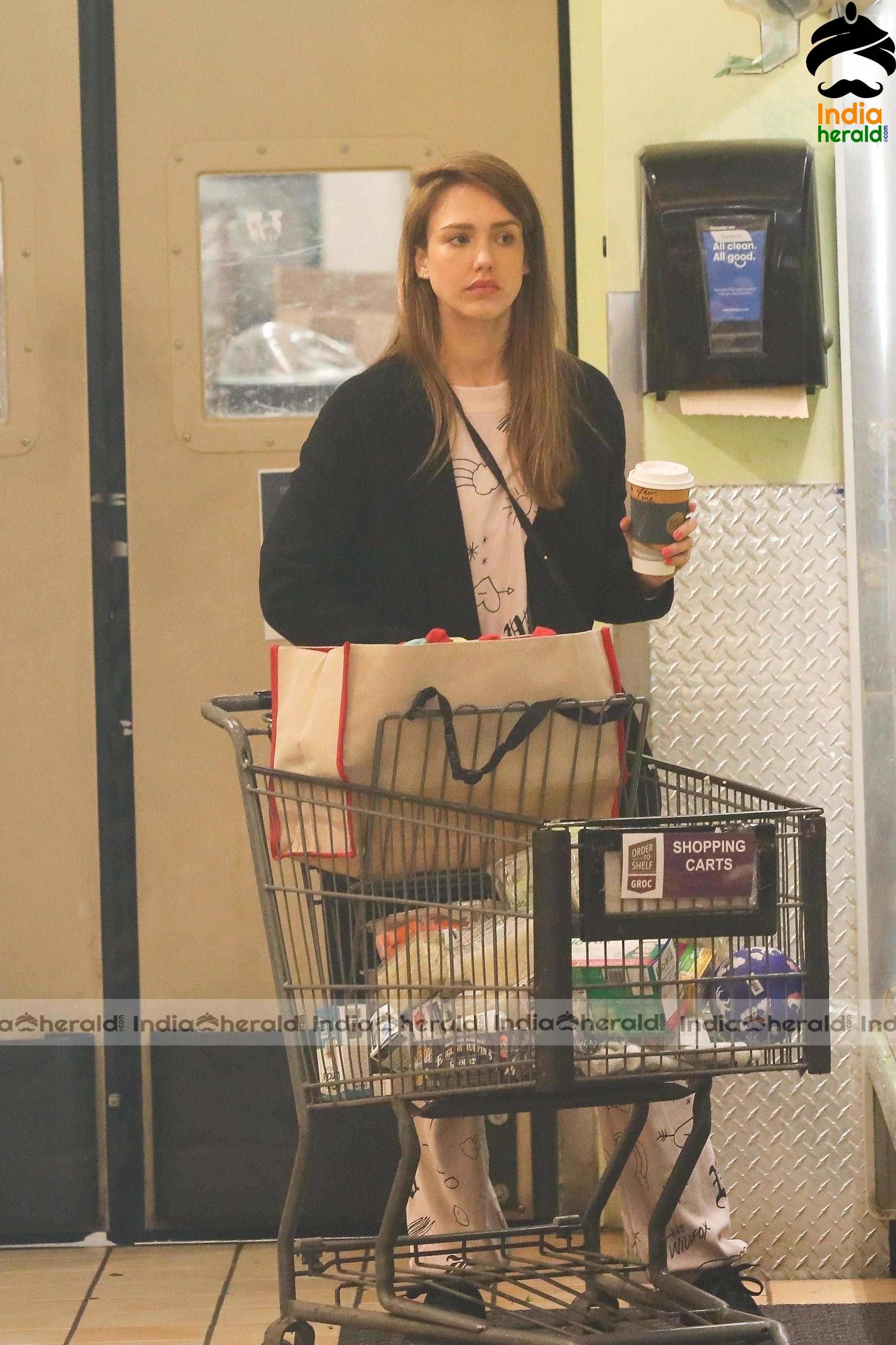 Jessica Alba Shopping at Whole Foods Market in Beverly Hills Set 2