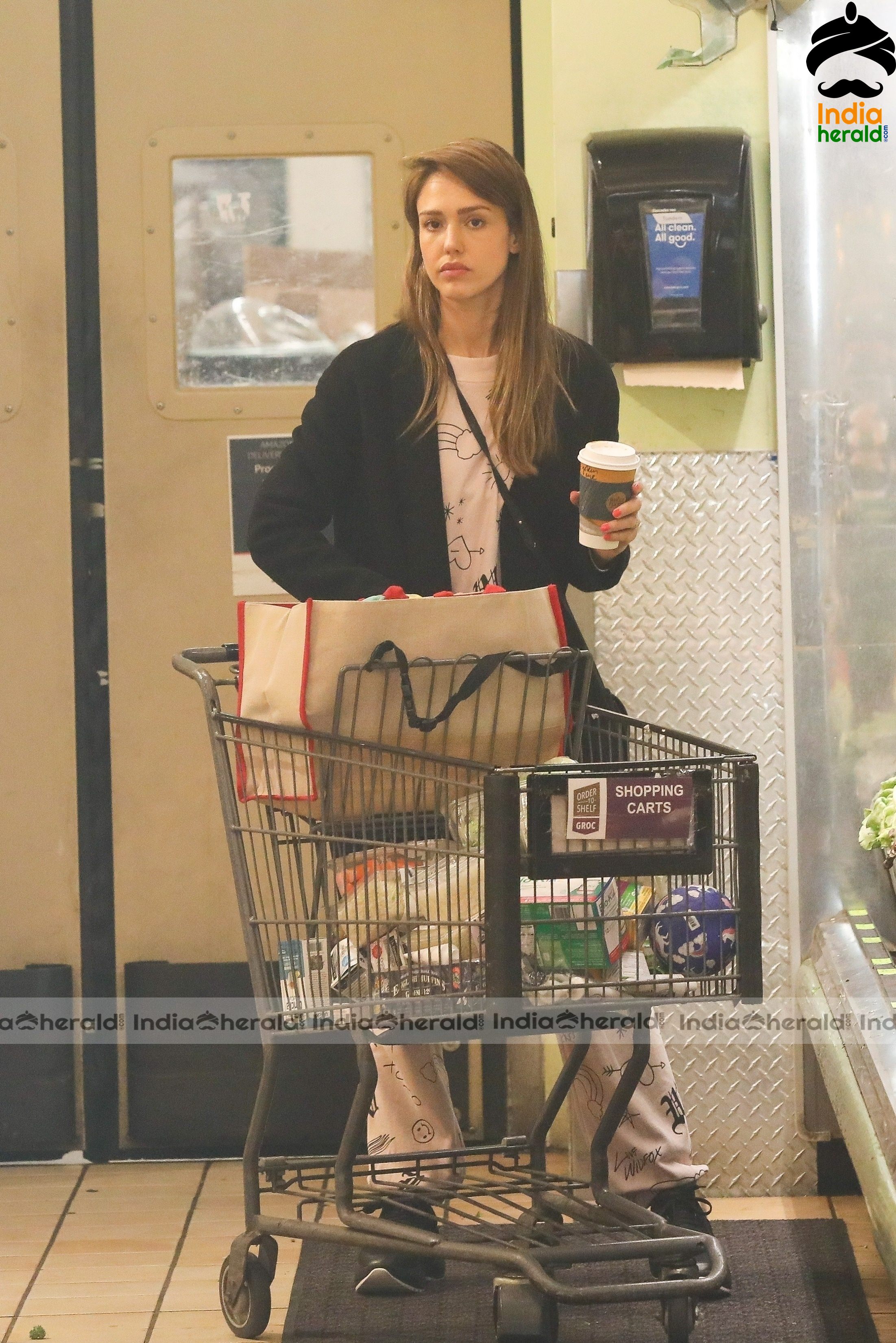 Jessica Alba Shopping at Whole Foods Market in Beverly Hills Set 2