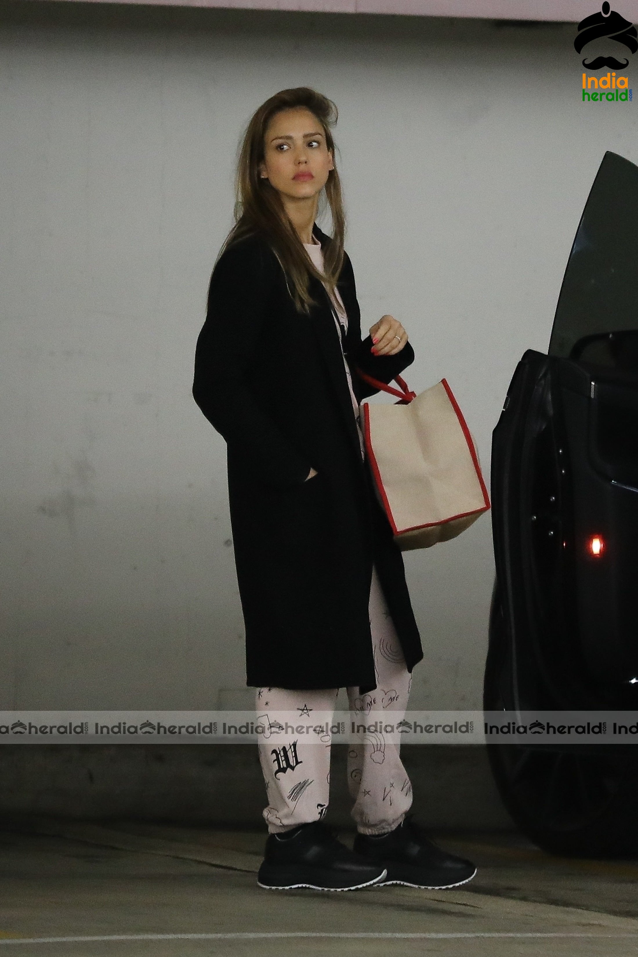 Jessica Alba Shopping at Whole Foods Market in Beverly Hills Set 2