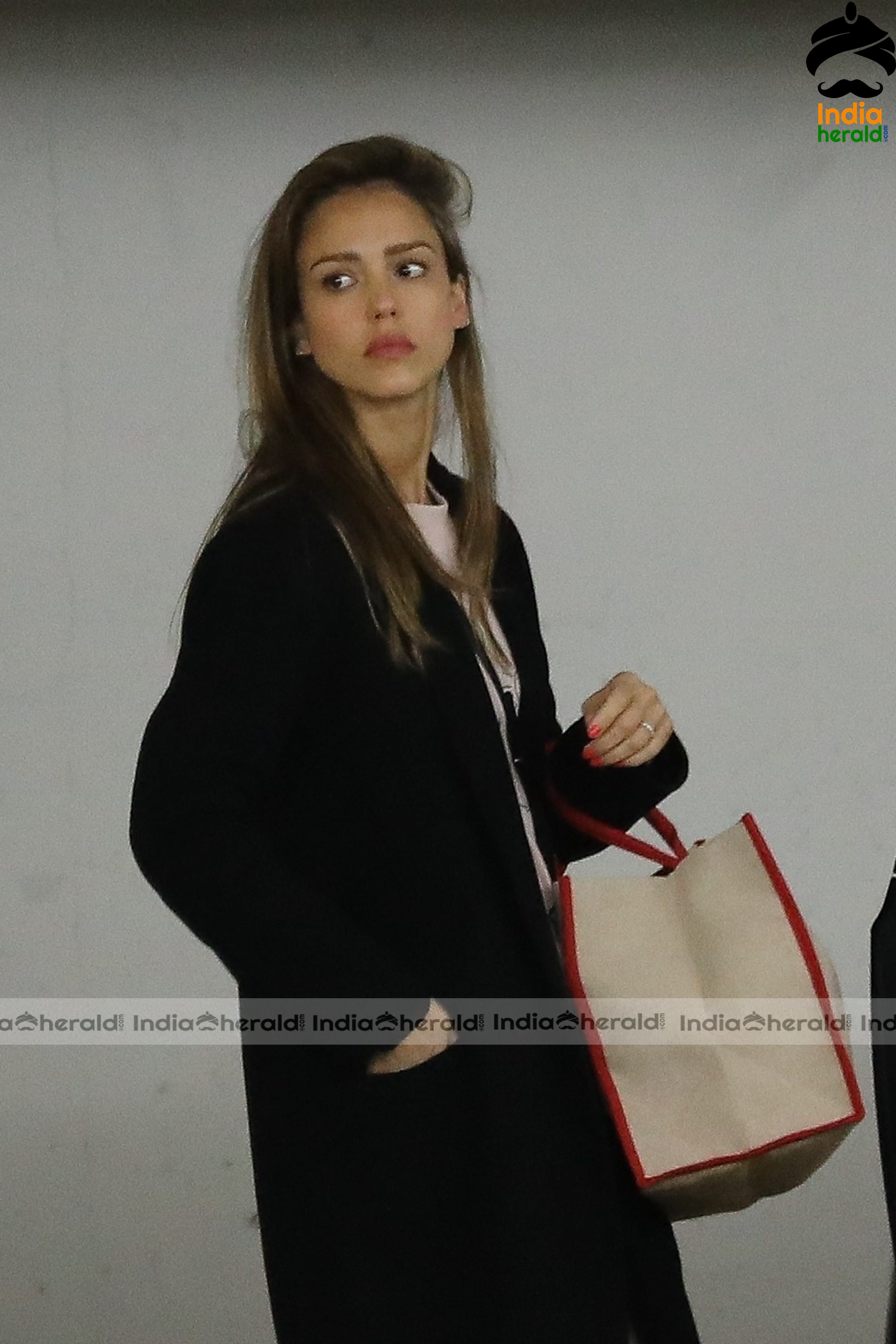 Jessica Alba Shopping at Whole Foods Market in Beverly Hills Set 2