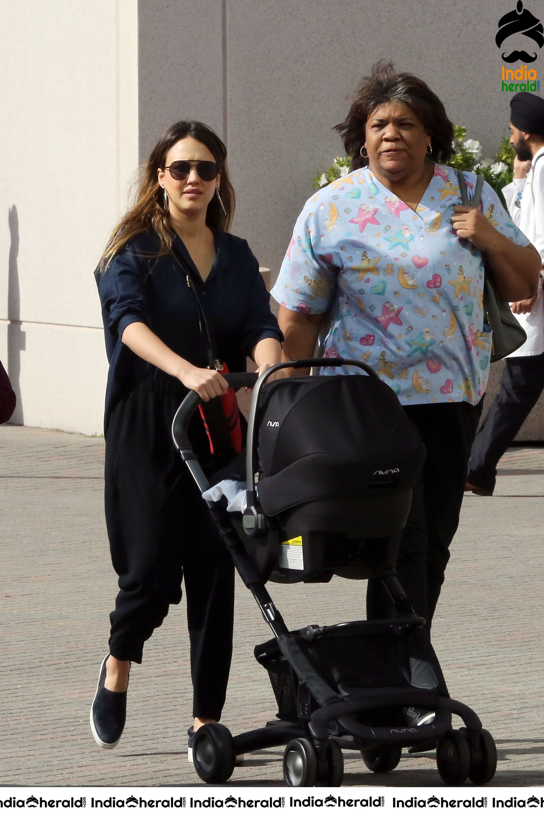 Jessica Alba Visiting a doctors office in LA Set 1