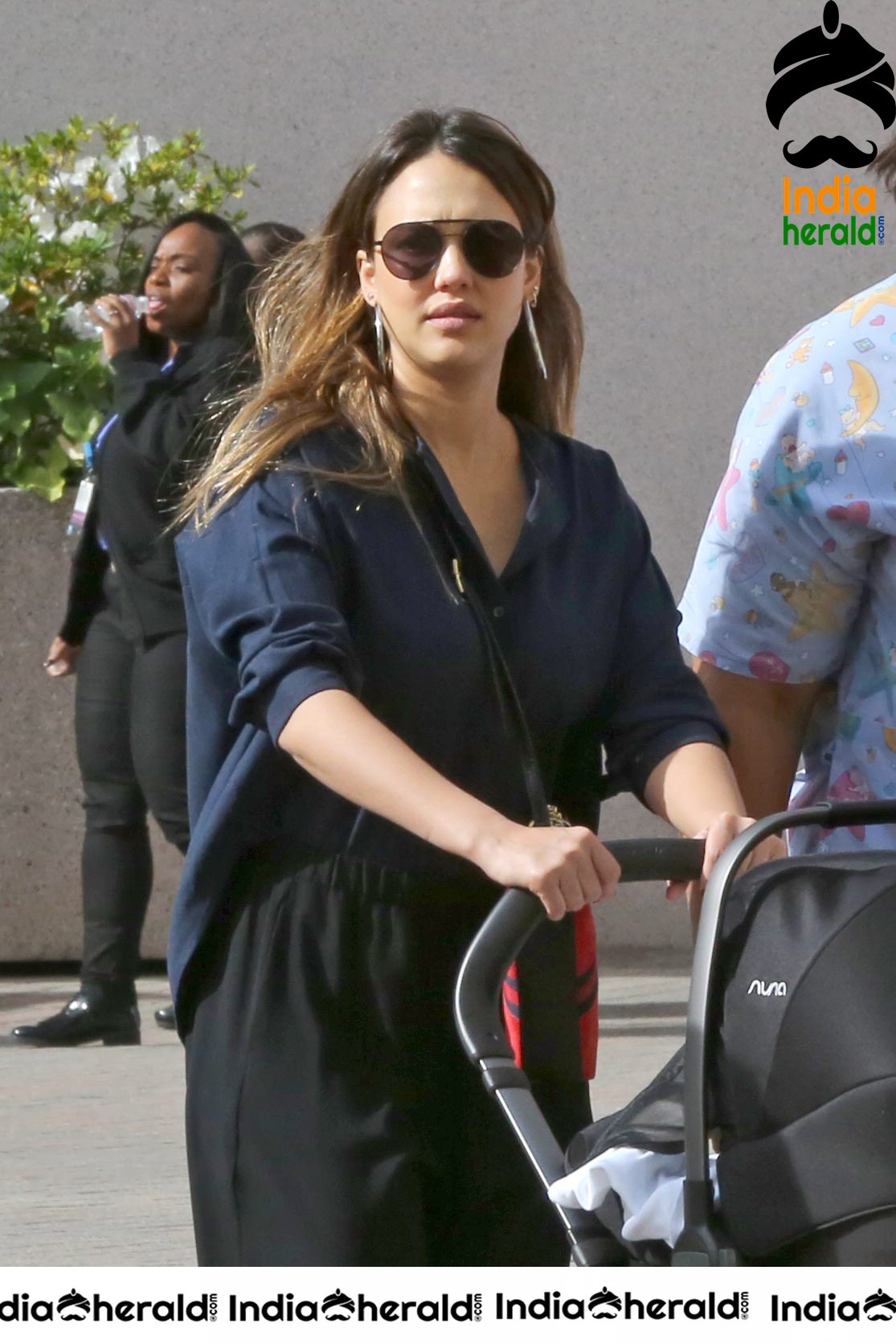 Jessica Alba Visiting a doctors office in LA Set 1